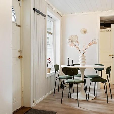 Central Apartment With Balcony, Self-Check In & Private Entrance Bergen Ngoại thất bức ảnh