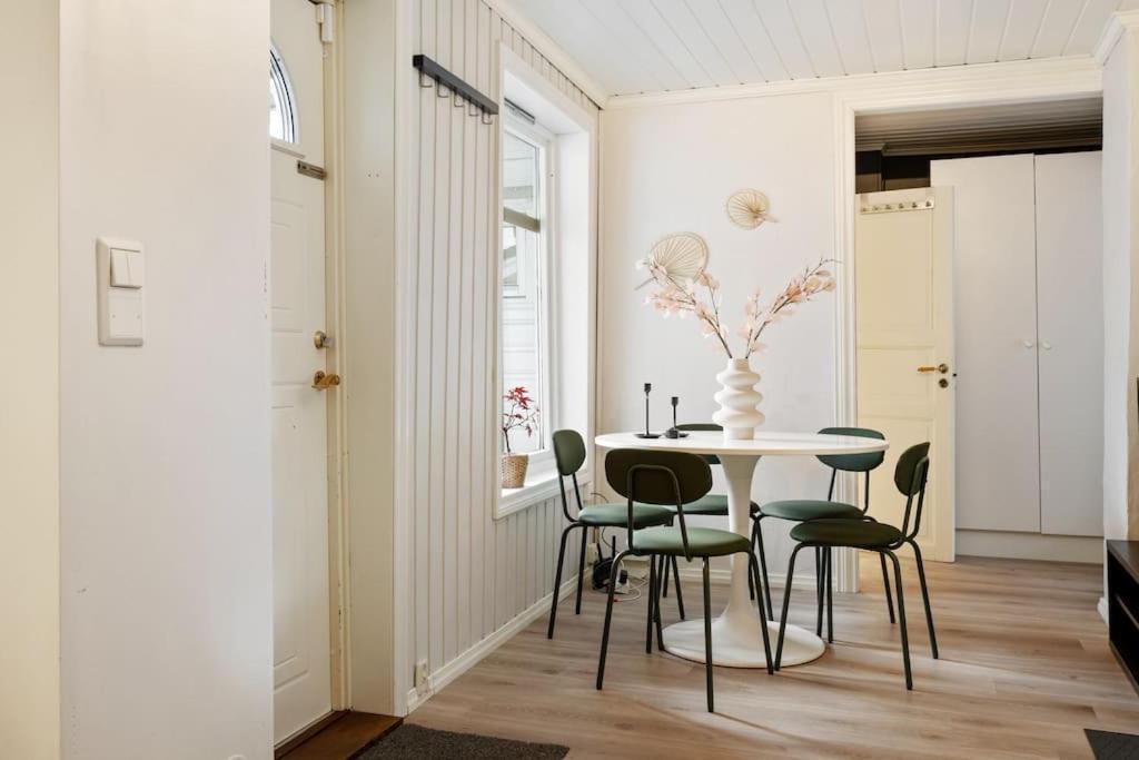 Central Apartment With Balcony, Self-Check In & Private Entrance Bergen Ngoại thất bức ảnh