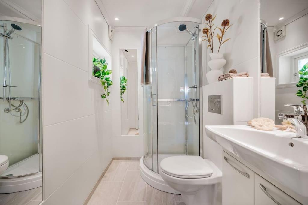 Central Apartment With Balcony, Self-Check In & Private Entrance Bergen Ngoại thất bức ảnh