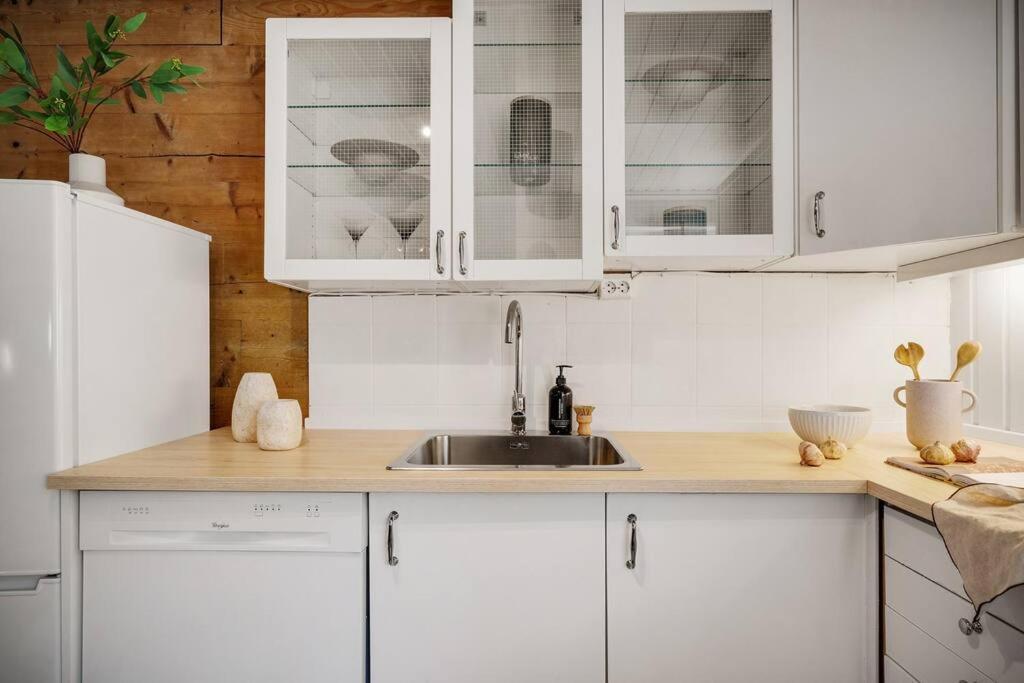 Central Apartment With Balcony, Self-Check In & Private Entrance Bergen Ngoại thất bức ảnh