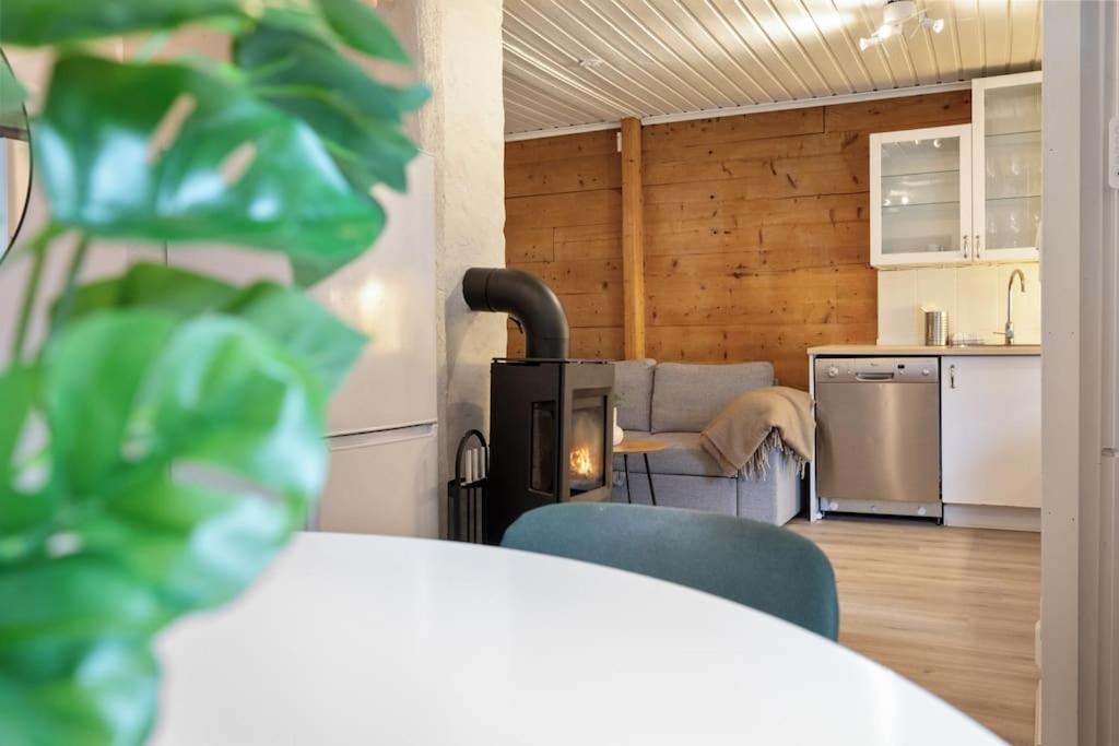 Central Apartment With Balcony, Self-Check In & Private Entrance Bergen Ngoại thất bức ảnh