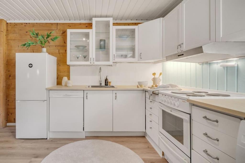Central Apartment With Balcony, Self-Check In & Private Entrance Bergen Ngoại thất bức ảnh