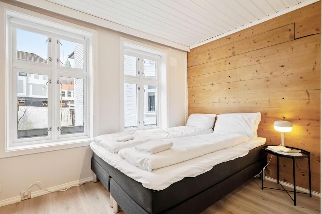 Central Apartment With Balcony, Self-Check In & Private Entrance Bergen Ngoại thất bức ảnh