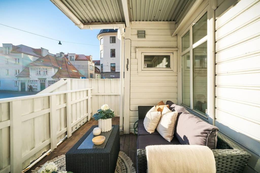 Central Apartment With Balcony, Self-Check In & Private Entrance Bergen Ngoại thất bức ảnh