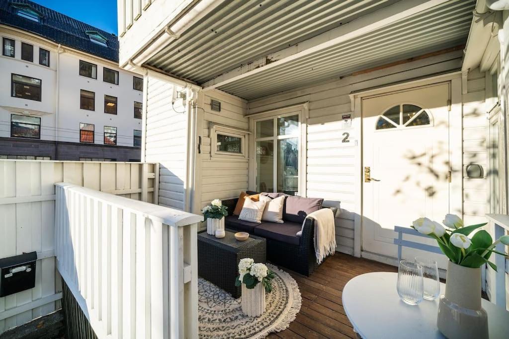 Central Apartment With Balcony, Self-Check In & Private Entrance Bergen Ngoại thất bức ảnh