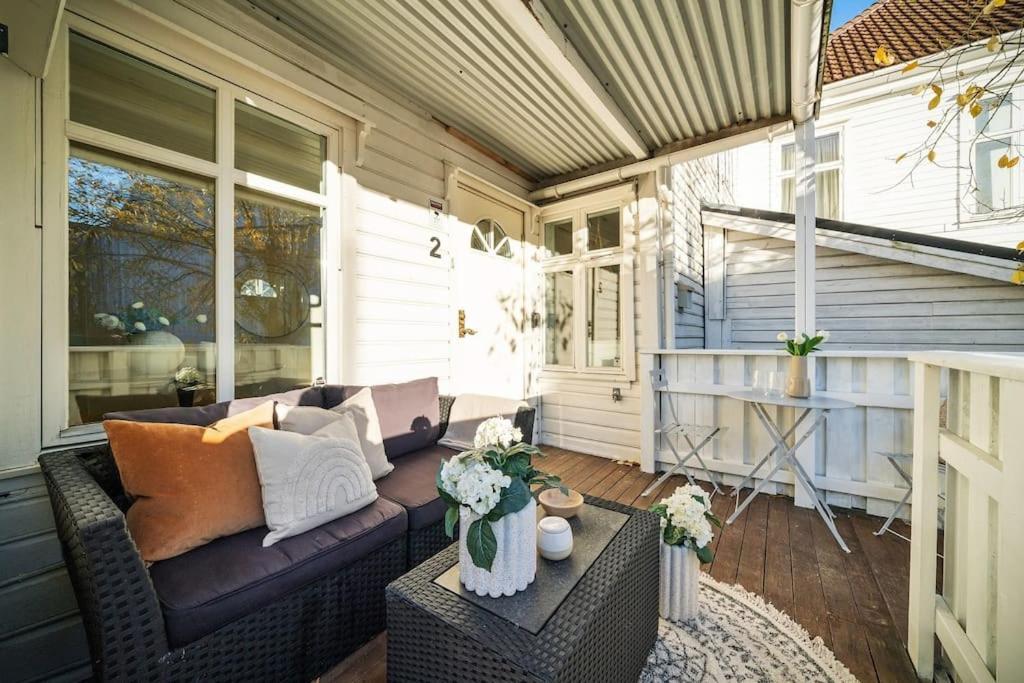 Central Apartment With Balcony, Self-Check In & Private Entrance Bergen Ngoại thất bức ảnh