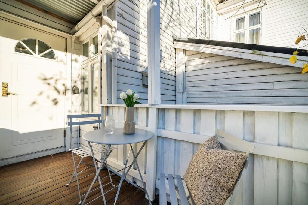 Central Apartment With Balcony, Self-Check In & Private Entrance Bergen Ngoại thất bức ảnh