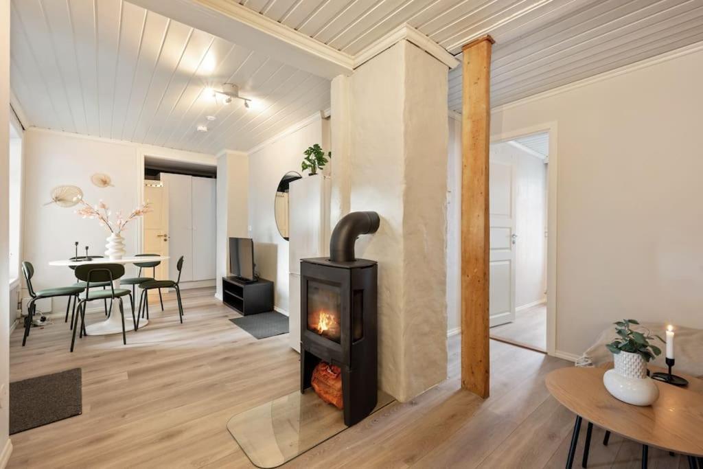 Central Apartment With Balcony, Self-Check In & Private Entrance Bergen Ngoại thất bức ảnh